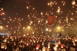 Người dân trên thế giới thả đèn trời, lướt ván đón Noel