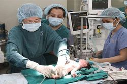 Mổ bắt con, đặt máy tạo nhịp tim nhân tạo cứu sống trẻ sơ sinh