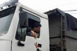 Rào quốc lộ, ép xe tải đi qua 'đất nhà mình' để thu phí
