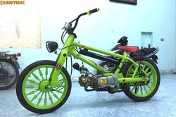 Honda Super Cub độ 'xe đạp ruồi' cực độc tại Việt Nam