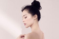 Hạ Vi xóa ảnh xấu, khoe hình mới gợi cảm trên trang cá nhân