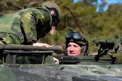 Thủ tướng Thụy Điển bất ngờ tới đảo Gotland lái xe tăng