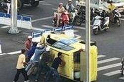 Taxi lật giữa giao lộ, người đi đường hợp sức cứu tài xế bị mắc kẹt