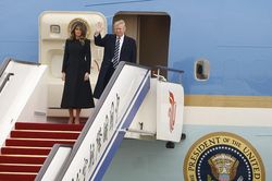 Tổng thống Trump xem kinh kịch và dùng bữa tại Tử Cấm Thành