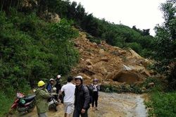 Thông tuyến núi sau lũ ở Quảng Ngãi