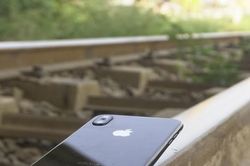 iPhone X bị tàu hỏa nghiền nát trong bài test kinh hoàng