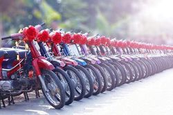 Độc đáo màn rước dâu bằng 100 xe máy Dream thắt nơ đỏ