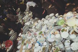 Xét cho cùng, ngày Tết chỉ phải rửa mấy mâm bát, đâu đến nỗi phải than trời, oán đất