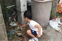 Không chịu đi học, cậu bé 5 tuổi bị mẹ bắt nhặt ve chai