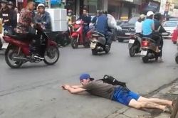 Clip thanh niên Tây say thuốc lào, vạ vật 'bơi cạn' trên phố Hà Nội