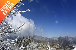 Du khách trượt ngã liên tục khi tuyết rơi ở Vạn Lý Trường Thành