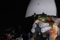 Cận cảnh Nga chuyển giao hệ thống phòng thủ tên lửa S-300 cho Syria