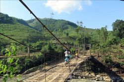 Chênh vênh cầu treo, cầu phao bên bờ sông Mã