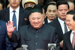 Trang phục Chủ tịch Triều Tiên Kim Jong Un sử dụng cho biết điều gì?