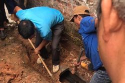 Nam thanh niên nghi ngáo đá chui vào ống cống gần 1 ngày