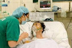 10 giờ 'cân não' cứu du khách Nhật bị biến chứng tim mạch hiếm gặp