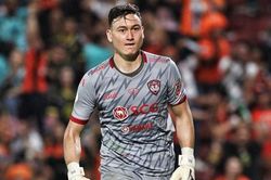 Văn Lâm tiếp tục tỏa sáng, Muangthong United giành chiến thắng kịch tính
