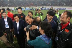 Việt Nam đại thắng Thái Lan, Thủ tướng Nguyễn Xuân Phúc vui mừng với HLV Park