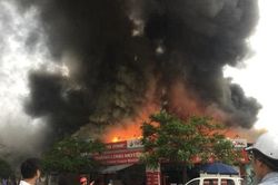 Dập tắt đám cháy trên đường Lạc Long Quân