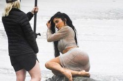Em gái Kim Kardashian quá nóng bỏng trong hậu trường chụp ảnh