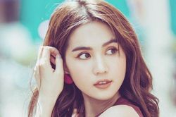 Khác hẳn với hình ảnh 'khoe thân' trên thảm đỏ Cannes, Ngọc Trinh lại ngọt ngào đáng yêu thế này!