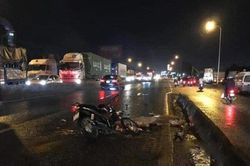 Đi vào làn ô tô, hai thanh niên tông đuôi xe tải thương vong