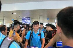 Thầy trò HLV Park Hang-seo 'cập bến' Nội Bài sau khi đoạt ngôi Á quân King's Cup 2019