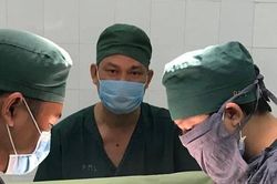 Một trẻ sơ sinh phải phẫu thuật 3 lần trong tháng đầu đời