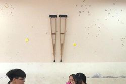 Nữ sinh gãy chân còn bị bạn bè treo nạng lên tường: Trò đùa hay chơi dại?