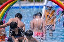 Nắng nóng đỉnh điểm, người dân đổ xô về công viên nước lớn nhất Hà Nội