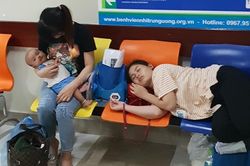 Mẹ và con phờ phạc đi viện những ngày Hà Nội như 'chảo lửa'