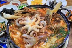 Ăn hải sản tươi sống ngoe nguẩy ở khu chợ lớn nhất Hàn Quốc