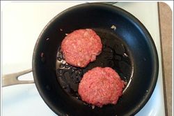 Cách làm thịt viên hamburger kiểu Nhật ăn lạ miệng