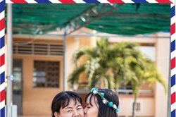 Hình ảnh học sinh Sóc Trăng hôn bố mẹ trong lễ tri ân khiến nhiều người nghẹn ngào