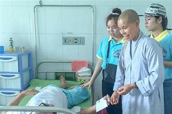 Trao 100 suất quà cho bệnh nhân nghèo
