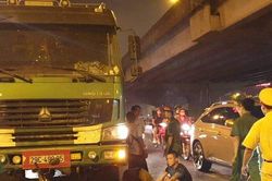 Hà Nội: Xe tải húc đuôi xe máy khiến 1 phụ nữ tử vong