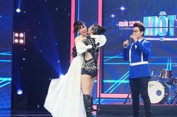 Đinh Hương - Thanh Hương nóng bỏng với tone màu trắng đen kinh điển trên sóng truyền hình