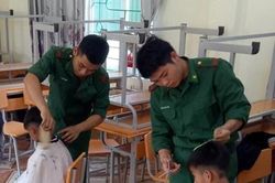 Cùng thầy, cô nâng bước em tới trường