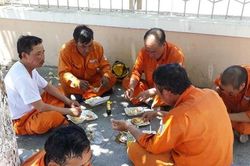 Hình ảnh xúc động về bữa cơm dưới nắng 40 độ của công nhân điện lực