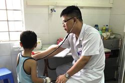 Cẩn trọng: Bé 5 tuổi suýt chết đuối khi đi học bơi