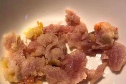 Nhà hàng ở Hà Nội phục vụ thịt lợn sống cho khách