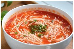 Vào bếp nấu canh cà chua nấm thơm ngon cho gia đình