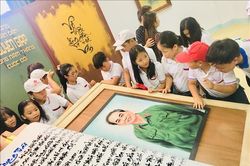 Tiếp nhận sách thư pháp lớn nhất thế giới về Đại tướng Võ Nguyên Giáp