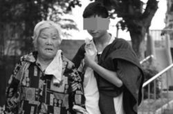 Nghẹn lòng hình ảnh bà nội 80 tuổi chờ cháu trai bị thiểu năng