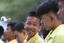 Đội bóng Lợn Rừng dự lễ cúng dường sau 1 năm sự kiện Tham Luang