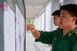 Màu áo lính của thí sinh Hà Giang nổi bật trong ngày làm thủ tục thi THPT Quốc gia 2019