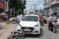 Gã đàn ông bán ma túy liều lĩnh lao ô tô vào xe công an nhằm thoát thân