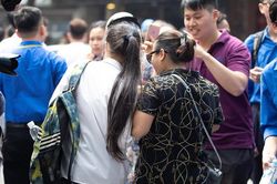 'Làm bài được không con' - câu nói thay lòng mẹ cha vào những ngày thi