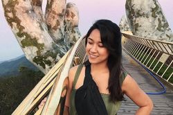 Nằm lòng bí quyết chụp ảnh check-in cầu Vàng hút nghìn like