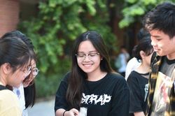 Thí sinh 'choáng váng' trước đề Sử, may mắn 'thở phào' với đề Địa lý và Giáo dục công dân